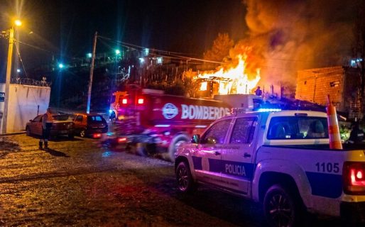 Un voraz incendio afectó una vivienda en el barrio Moure y el propietario sufrió quemaduras graves