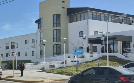 Puerto Madryn: imputaron a un joven a quien se le cayó agua caliente de un termo sobre un bebé
