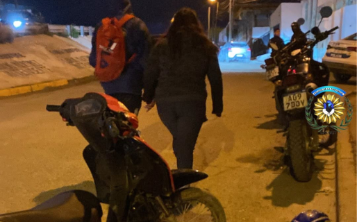 Manejaba una moto sin patente y descubrieron que era robada