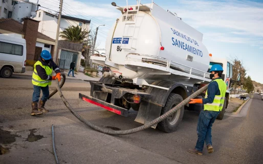 Reducen la calzada en La Floresta por tareas de saneamiento