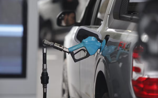 El petróleo tocó su máximo en casi cuatro meses, pero los precios en los surtidores siguen fijos desde mayo