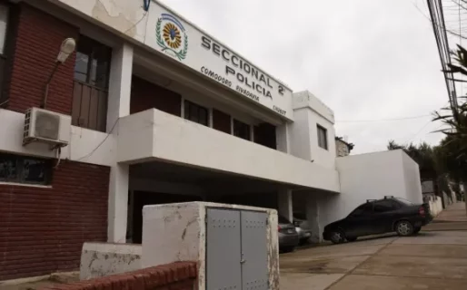 Murió después de sufrir graves quemaduras en una celda y ahora investigan a su compañero