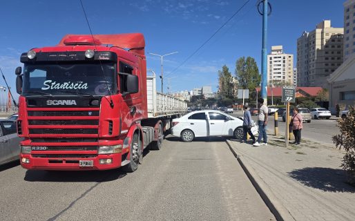 <strong>Choque en pleno centro: un auto impactó contra un parante y luego fue embestido por un camión</strong>