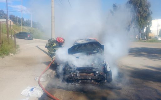 <strong>Un auto se incendió por completo frente a la Escuela 155</strong>