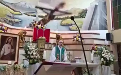 Tragedia en Ecuador: un sacerdote murió aplastado por una cruz mientras daba misa