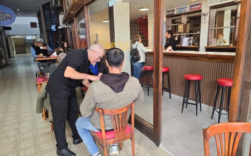 Emoción y arraigo en el Centro: Reabrió sus puertas el histórico Bar Kennedy tras seis meses sin actividad