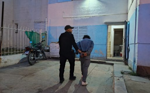 Aprehendieron a un hombre por intento de hurto de un queso azul en La Anónima: Forcejeó con una sargento y un perro la mordió