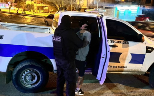 Atacó a su pareja con un cinto y la víctima logró escapar para pedir ayuda: terminó detenido