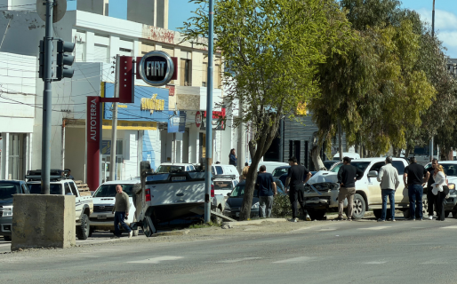 Accidente en Avenida Yrigoyen: choque, vuelco y heridos tras un impactante siniestro