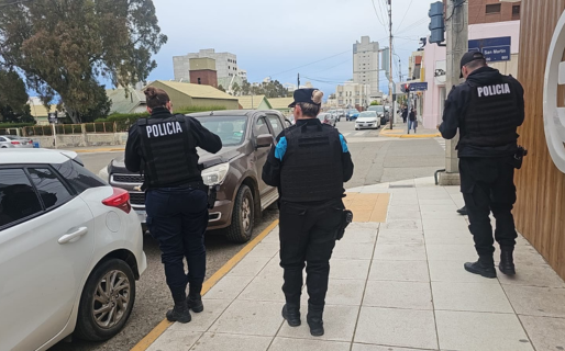 Buscan al dueño de una camioneta que bloqueó una rampa y la senda peatonal