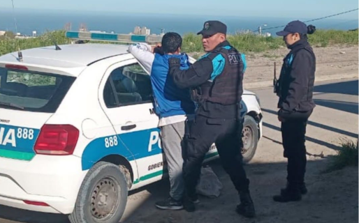 Aceleró el paso cuando vio a la Policía y descubrieron que tenía pedido de captura