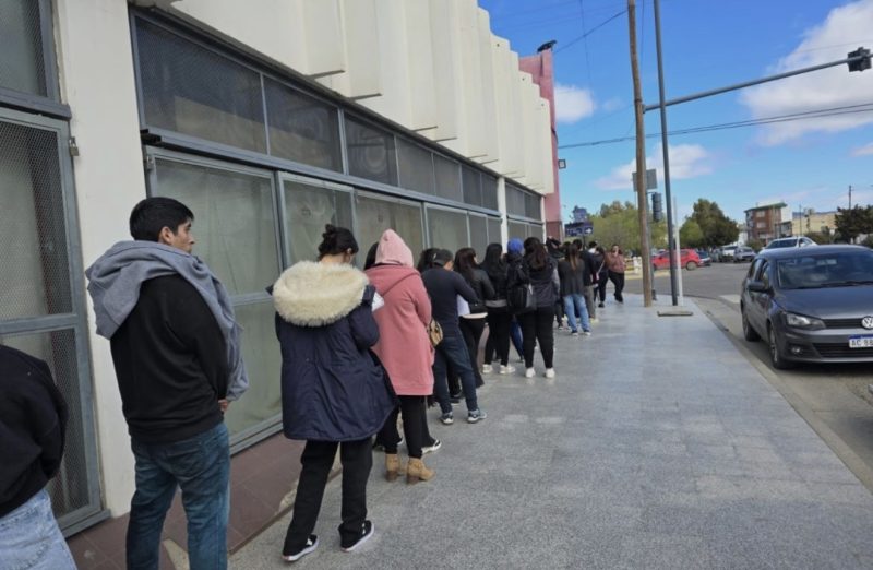 El empleo privado formal acumula 14 meses de caída consecutiva y ya se ubica en niveles de 2014