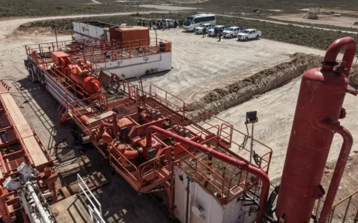 Camioneros bloquea el ingreso de un equipo de perforación de una empresa que busca reactivar la actividad petrolera en Santa Cruz