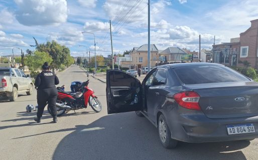 Choque entre una moto y un auto: uno de los conductores no tenía licencia