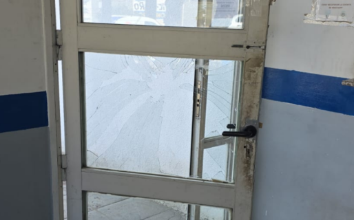 A los gritos y en estado de ebriedad: terminó demorado tras romper la puerta de una comisaría
