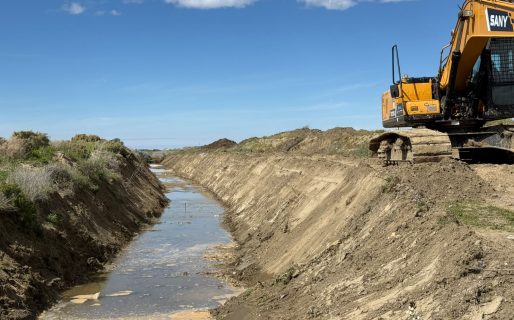 El Municipio desplegó maquinaria en zona norte y sur para optimizar caminos y drenajes