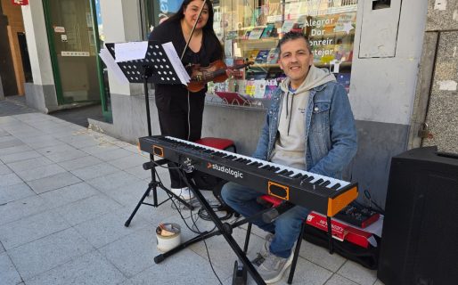 Al ritmo del violín y el piano, dos músicos de Comodoro comparten sus melodías en el centro