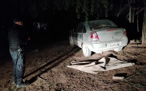 Encontraron un auto robado escondido bajo una manta en una chacra de Comodoro