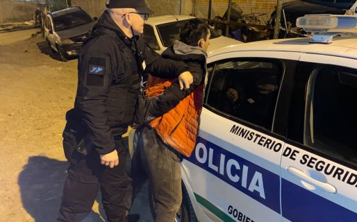 Un hombre fue demorado durante la madrugada tras intentar agredir a un vecino en plena calle