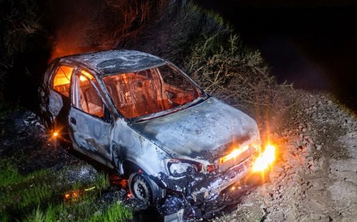 Hallaron un auto totalmente incendiado en el camino a la cantera de Peralta y sospechan que pertenece a un rodado robado
