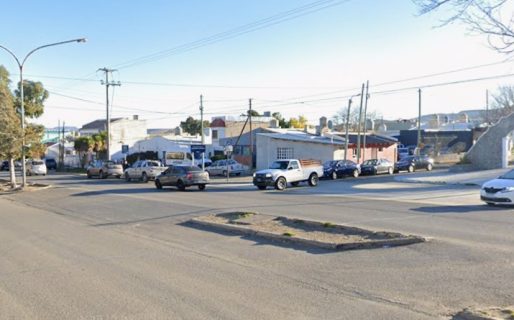 Despiste en moto por la calzada mojada en la avenida Kennedy: La conductora solo sufrió golpes
