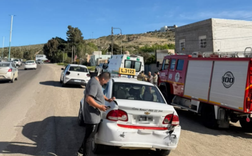 Choque en cadena entre tres vehículos a la altura del semáforo de Castelli
