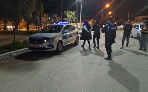 Intervinieron por un altercado en el barrio Pueyrredón y terminaron detenidos por atacar a la Policía y dañar un patrullero