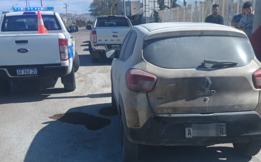 Arrojaron un bidón con combustible e intentaron prender fuego un auto