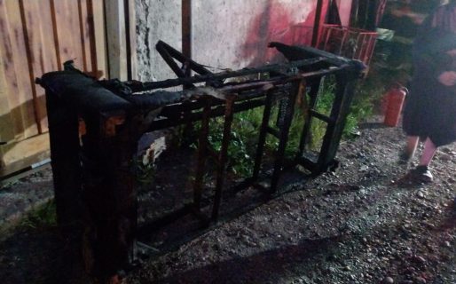 Susto en Kilómetro 8: Un cortocircuito provocó el incendio de un sillón mientras el dueño de casa dormía