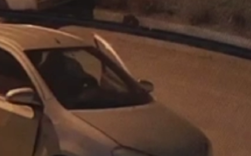 Lo grabaron intentando abrir autos en San Cayetano: robó pertenencias y escapó por un cerro
