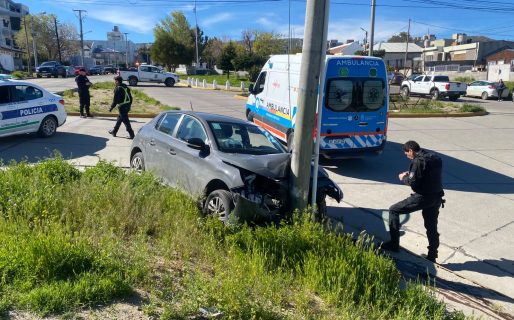 Perdió el control del auto y chocó contra un poste de luz