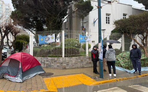 Acampe frente a la Municipalidad: Choferes de Patagonia exigen respuestas al Intendente ante el riesgo de perder 72 puestos de trabajo