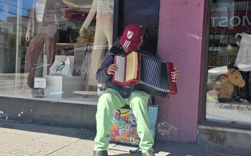Oscar Quintonahuel busca reparar su acordeón con una rifa solidaria en las calles del centro
