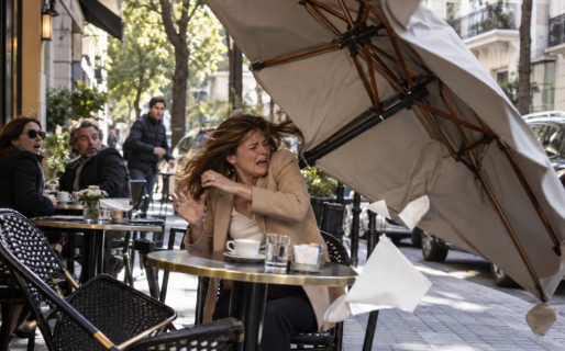 Tomaba un café en, una sombrilla salió volando por el viento y la golpeó: deberán indemnizarla con más de $10 millones