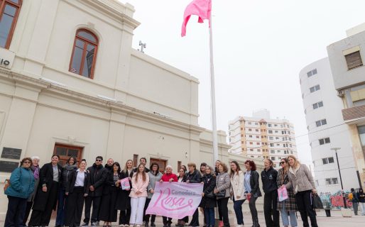 El Municipio acompañó el tradicional izamiento de la bandera rosa