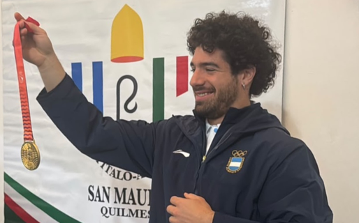Del oro Suramericano al aula: llevó su medalla y la compartió con sus alumnos
