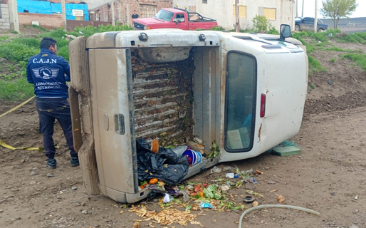 Perdió el control de su camioneta y volcó: resultó ileso