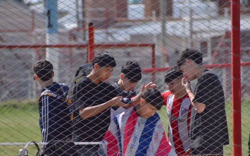 La otra cara del fútbol: una pausa, un corte de pelo y compañerismo