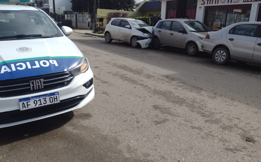 Intentó frenar pero aceleró: Chocó a tres vehículos y debió ser trasladado al hospital