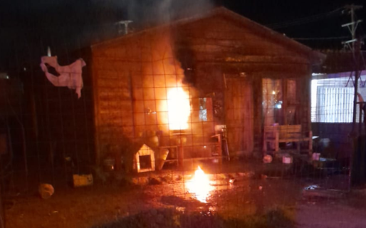 Intentaron incendiar una vivienda con tres botellas de combustible en Km 8