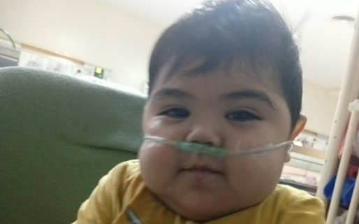 Su bebé permanece grave en terapia intensiva y exige la derivación tras un diagnóstico tardío