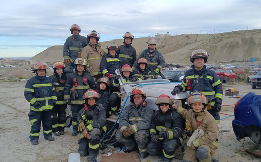 Bomberos de Comodoro concretaron una intensa práctica de rescate vehicular en el Corralón