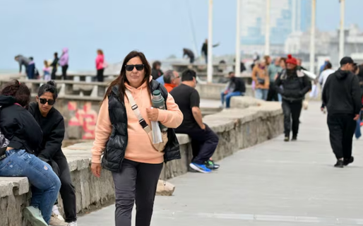 Viajaron más turistas en el fin de semana largo, pero el gasto total fue menor al de un año atrás