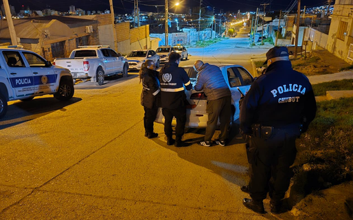 Viajaban en remís, intentaron ocultar cocaína y un revólver ante un control policial y terminaron detenidos