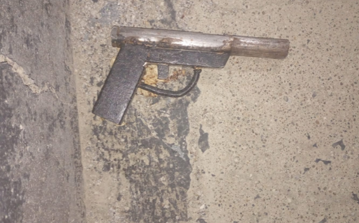 Hallaron un arma de fabricación casera en el techo de una vivienda