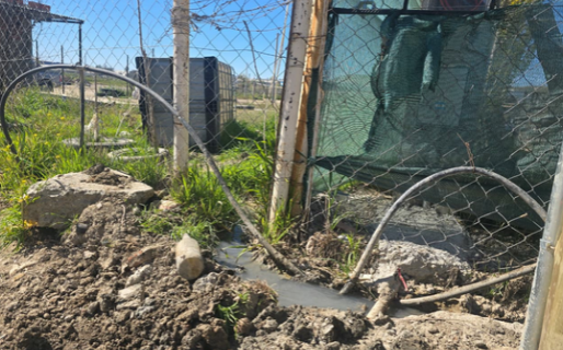Los derrames cloacales dificultan las actividades en la capilla Caacupé de barrio Las Américas
