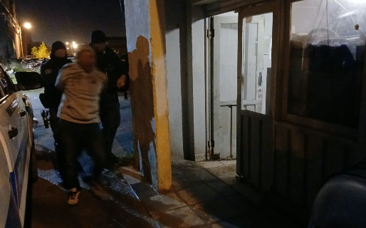 Una pelea en Km 8 terminó con un hombre detenido y dos sargentos lesionadas