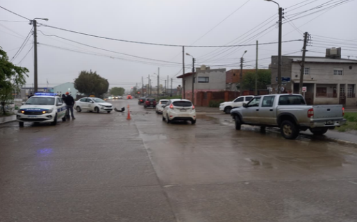 Una camioneta y un taxi protagonizaron un choque en el barrio San Cayetano: una pasajera resultó lesionada