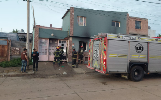 Un automóvil fue destruido por completo tras un incendio en Fracción 14