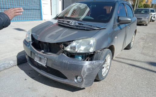 Chocó un auto estacionado y se dio a la fuga: buscan al responsable